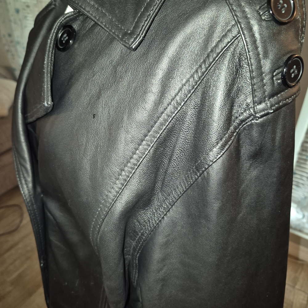 Classic Black 100% Leather Trench Coat with Sleek Silhouette - Picture 8 of 11
